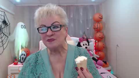 kaylesmoll online show from October 17, 6:44 pm