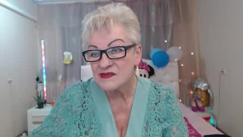 kaylesmoll online show from October 1, 6:35 pm