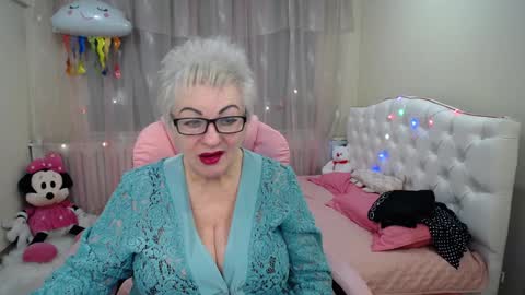 kaylesmoll online show from January 22, 7:45 pm