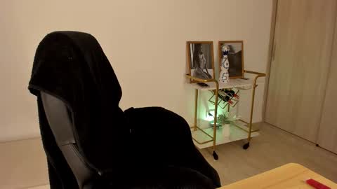 kendra  Benz online show from January 16, 11:01 pm