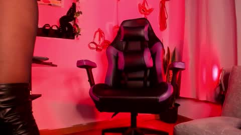 kenia_thompsom01 online show from March 27, 11:05 pm