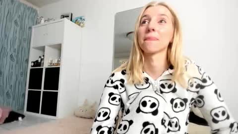 Snapshot of kenziedawton chatting on October 8, 5:45 am Kenzie online show from October 8, 5:45 am
