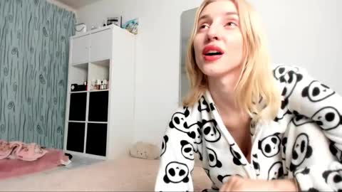 Snapshot of kenziedawton chatting on January 25, 4:45 am Kenzie online show from January 25, 4:45 am