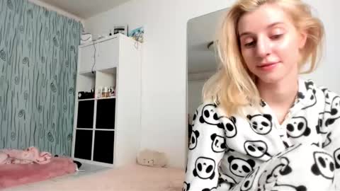 Snapshot of kenziedawton chatting on January 11, 5:20 am Kenzie online show from January 11, 5:20 am
