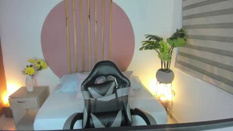 Snapshot of kiara_mirren chatting on October 10, 2:38 am K I A R A online show from October 10, 2:38 am