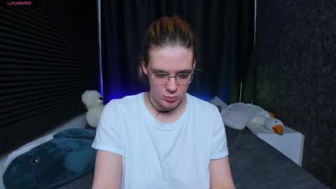 Snapshot of kiki_krash chatting on February 13, 2:31 pm Kiki online show from February 13, 2:31 pm