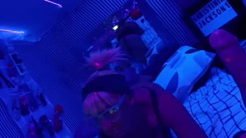 kikilovespartylights online show from December 3, 7:05 pm