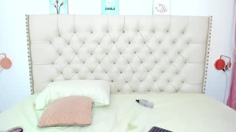 kim_eli online show from January 6, 7:45 pm