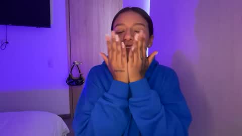 kimmi online show from April 7, 10:23 pm