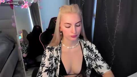 kimmy1_powell online show from April 18, 6:27 am