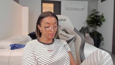 Snapshot of kleogold_1 chatting on December 3, 6:46 am Christina online show from December 3, 6:46 am