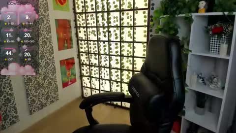 Snapshot of kristine_beauty chatting on March 6, 8:41 am Kristi online show from March 6, 8:41 am