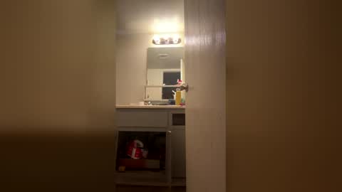 kylie03enn online show from January 8, 7:01 am