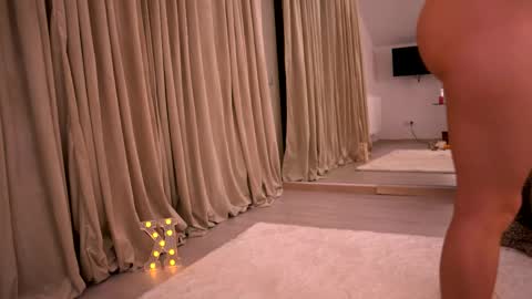 Kylie online show from April 3, 8:18 pm