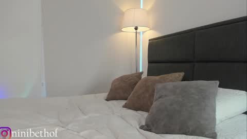 Snapshot of lady_ni chatting on December 17, 12:33 pm    700  1300 -5 online show from December 17, 12:33 pm