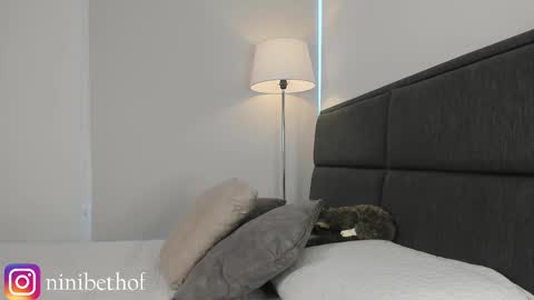Snapshot of lady_ni chatting on February 28, 12:52 pm    700  1300 -5 online show from February 28, 12:52 pm