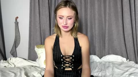 Mia online show from June 3, 10:49 am