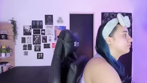 lanaherondale_ online show from December 18, 9:03 am