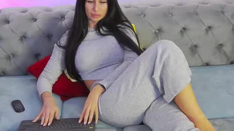 Lara online show from November 19, 9:37 pm