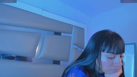 laura__js_ online show from February 6, 9:06 pm