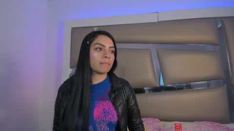 laura__js_ online show from February 25, 8:11 pm