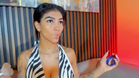 Laura online show from December 5, 1:12 pm