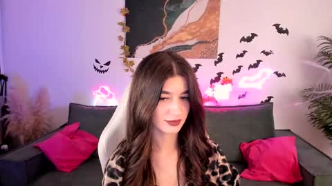 Laura online show from November 3, 7:29 pm