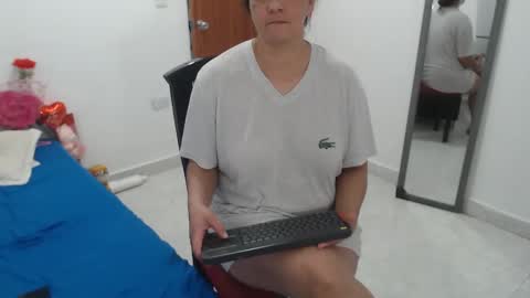 laura_foxx2379 online show from November 21, 9:50 pm