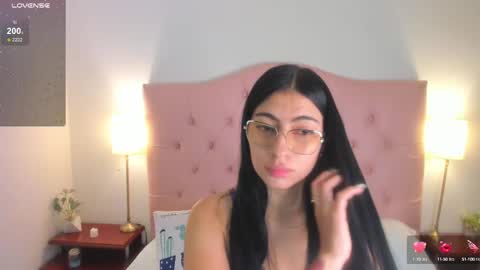 Snapshot of laurenn_smitth chatting on February 15, 12:33 pm laurenn_smitth online show from February 15, 12:33 pm