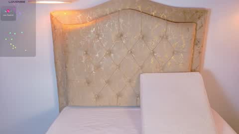 laurenn_smitth online show from April 1, 1:01 pm