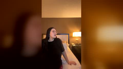 lauvlylu online show from February 17, 9:30 am