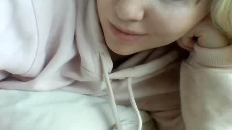 layannalea online show from December 13, 8:25 pm