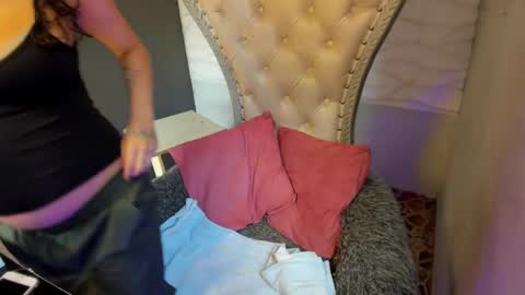 Layla online show from March 31, 7:47 pm