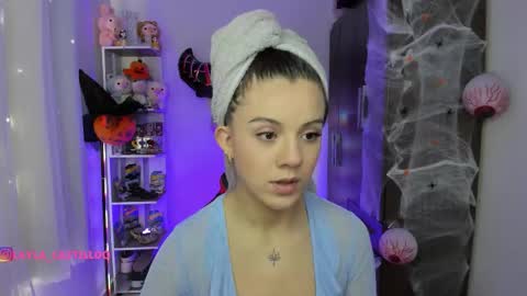 Layla online show from October 24, 3:30 pm