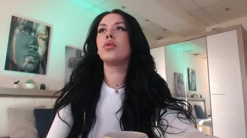 laylacruz online show from March 5, 5:40 am