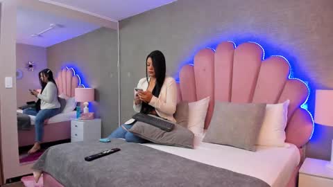 Leah Fontana online show from January 24, 12:20 pm