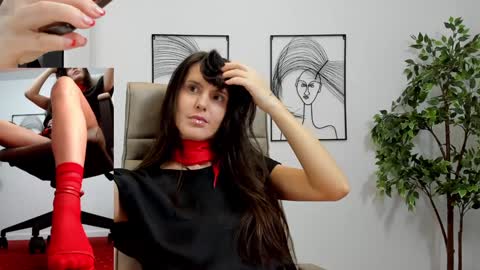 Elle  online show from December 6, 1:11 pm