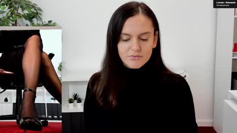 Elle  online show from October 2, 6:40 am