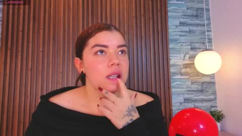 leilapons online show from February 15, 7:46 pm