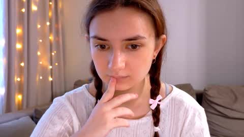 Lelia online show from November 18, 7:42 am