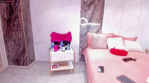 Lenathompson online show from March 6, 3:01 am