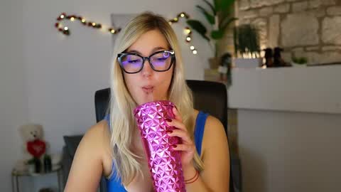 leokitty  online show from February 16, 2:17 pm