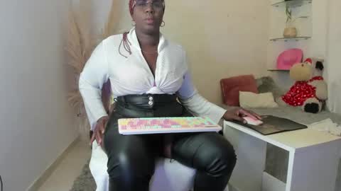 lesliee_brownn online show from May 15, 12:49 am