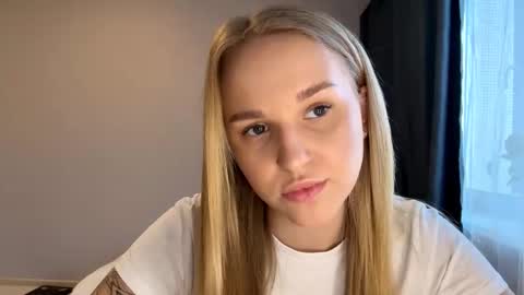 Mia online show from November 18, 11:33 am