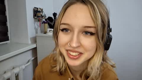 Mia online show from November 11, 11:07 am