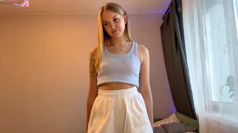 Mia online show from November 23, 12:29 pm