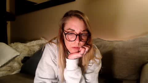 Hornystonerchick online show from December 4, 5:27 am