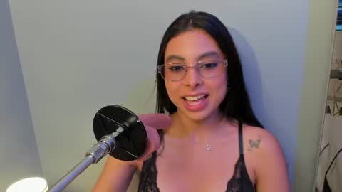 lia_owenss online show from June 23, 7:01 pm