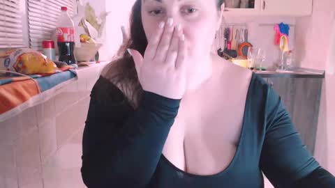 Snapshot of liahsofty chatting on January 1, 5:44 pm miss Lia  colection for travel online show from January 1, 5:44 pm