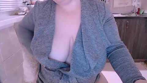 Snapshot of liahsofty chatting on October 3, 9:53 pm miss Lia  colection for travel online show from October 3, 9:53 pm
